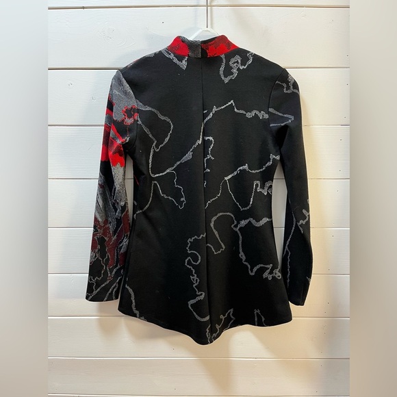 LUC FONTAINE – GRAPHIC PRINT TOP – SIZE 6 - Picture 3 of 11